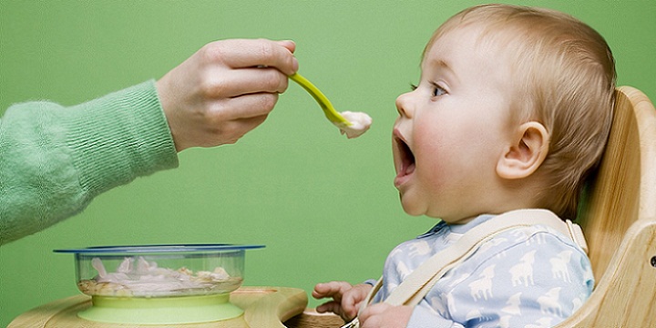 baby eating food funny image - غذای کمکی نوزاد، شیربرنج با کمپوت میوه‌