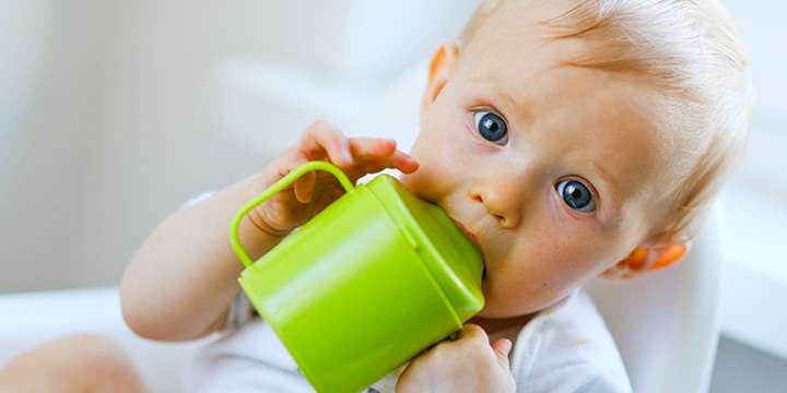 when to give baby water - آب، نوزاد را سیر می‌کند؟!